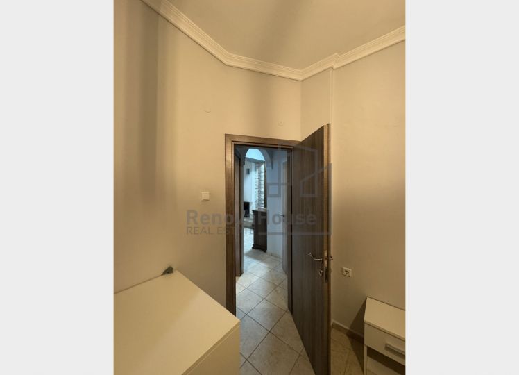 Ανακαινισμένο διαμέρισμα 300μ από τη θάλασσα – Επιπλωμένο, έτοιμο προς κατοίκηση