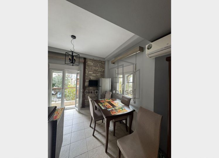 Ανακαινισμένο διαμέρισμα 300μ από τη θάλασσα – Επιπλωμένο, έτοιμο προς κατοίκηση