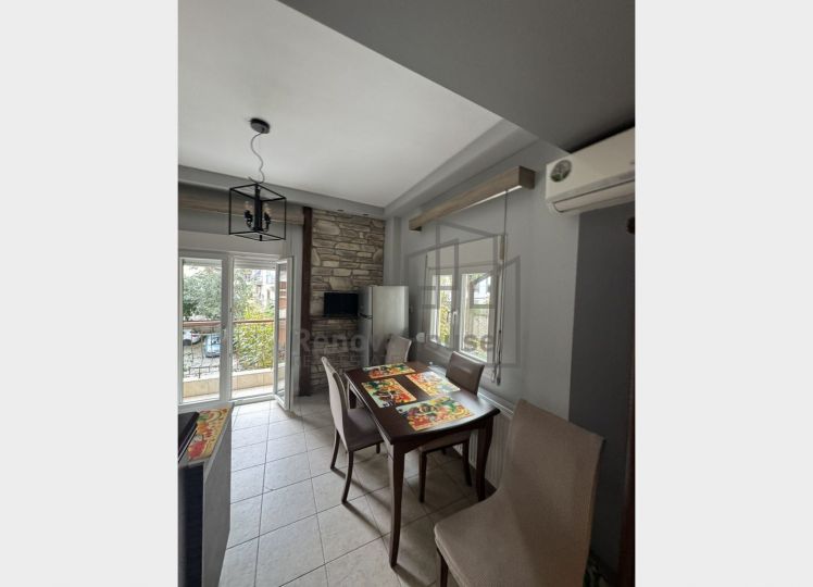 Ανακαινισμένο διαμέρισμα 300μ από τη θάλασσα – Επιπλωμένο, έτοιμο προς κατοίκηση