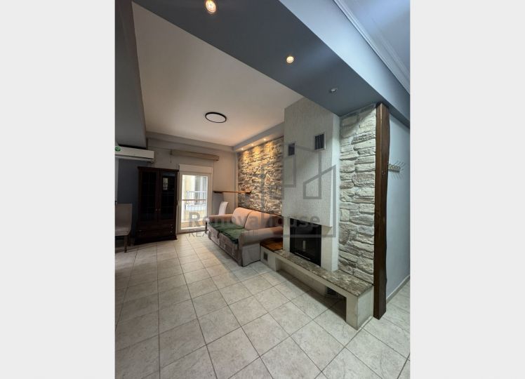 Ανακαινισμένο διαμέρισμα 300μ από τη θάλασσα – Επιπλωμένο, έτοιμο προς κατοίκηση